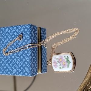Avon Aster Floral Pendant Heritage Collection Vintage Necklace